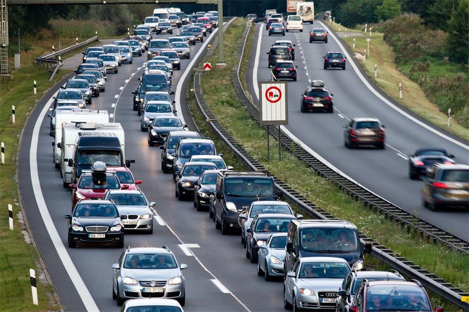 Auf der A8 in Richtung Salzburg hat sich der Verkehr am Samstag auf mehreren Kilometern gestaut. (Symbolbild)Matthias Balk/dpa