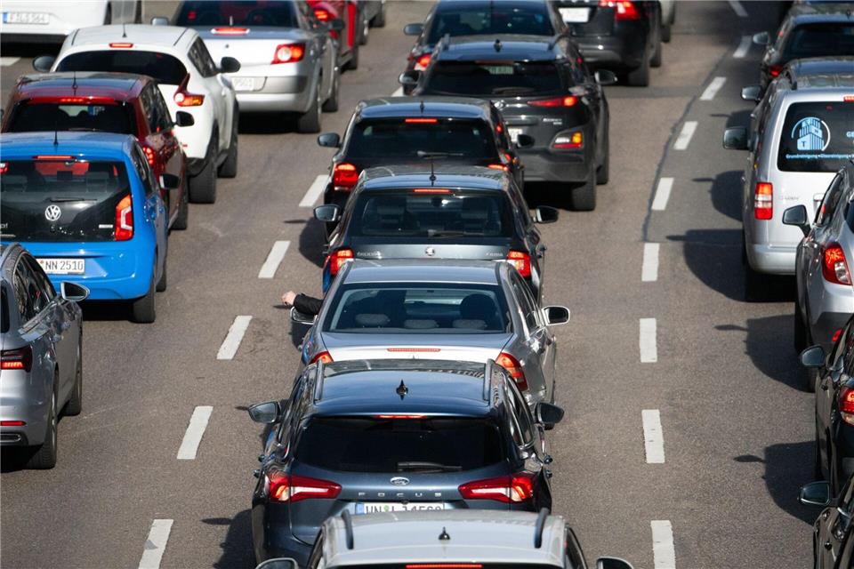 Auf der A81 nahe Stuttgart geht derzeit nichts mehr. (Symbolbild)Marijan Murat/dpa