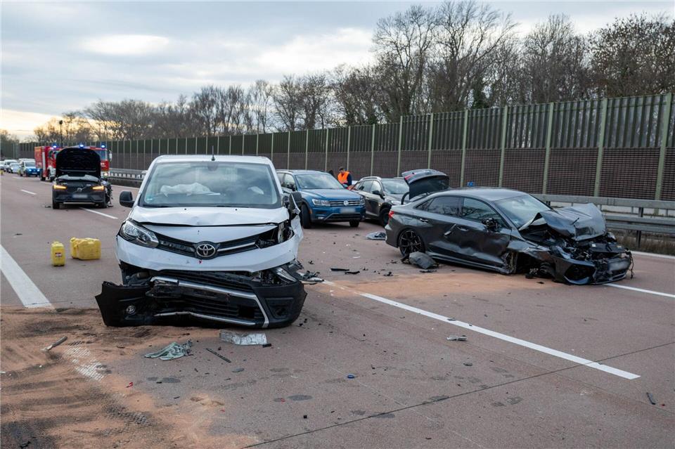 Auf der A9 bei Bad Dürrenberg haben mehrere Crashs für stundenlangen Stau in Fahrtrichtung Berlin gesorgt. Erik-Holm Langhof/EHL Media/dpa