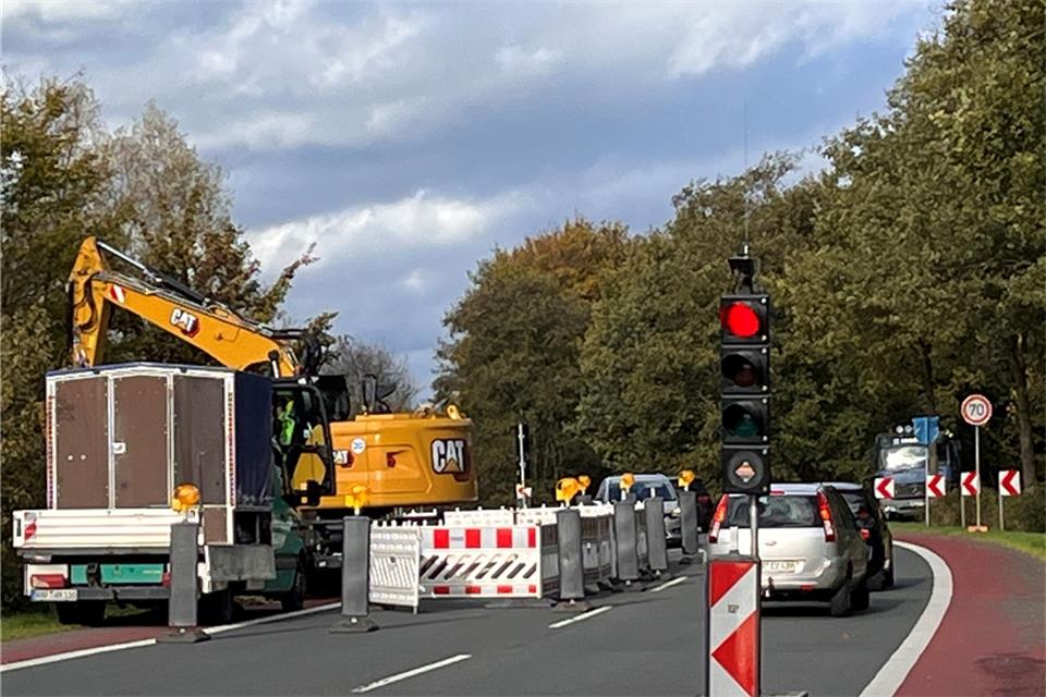 Auf der Ahauser Straße nahe der B 70 wird der Verkehr über eine Baustellenampel geregelt.Berger