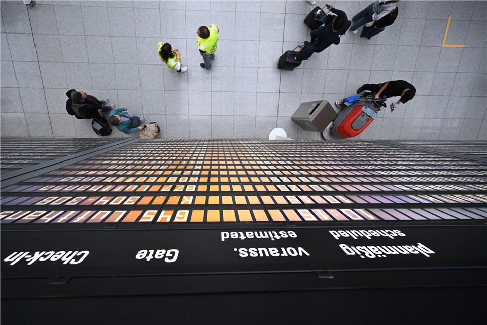 Auf der Anzeigentafel am Münchner Flughafen stehen heute viele annullierte Flüge. (Symbolbild)Felix Hörhager/dpa