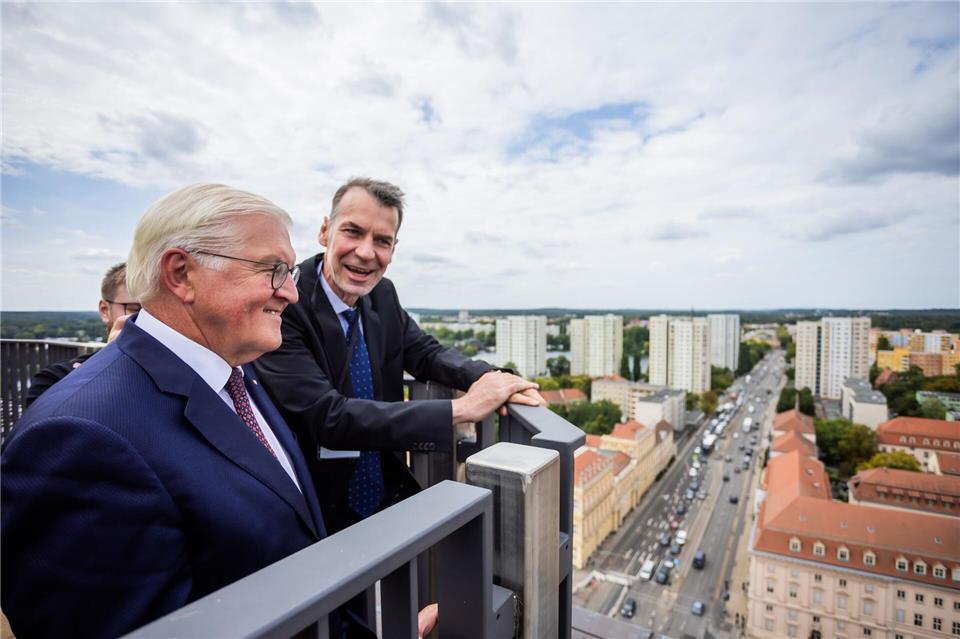 Auf der Aussichtsplattform der Garnisonkirche: Bundespräsident Frank-Walter Steinmeier (l.) und Peter Leinemann, der Verwaltungsvorstand der Stiftung Garnisonkirche Potsdam. (Archivbild)Christoph Soeder/dpa
