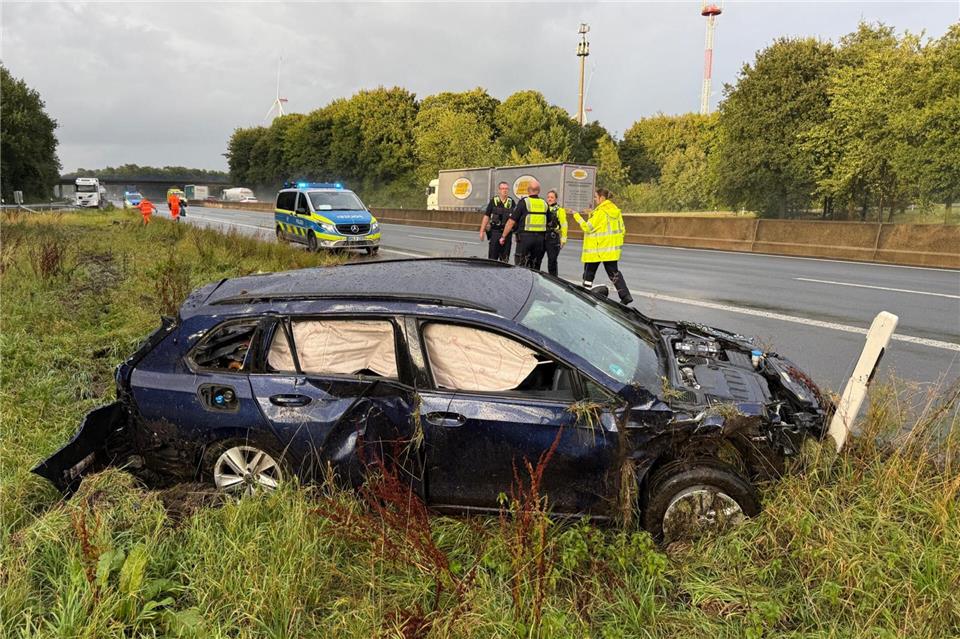 Auf der Autobahn 31 hat dieses Auto überschlagen.