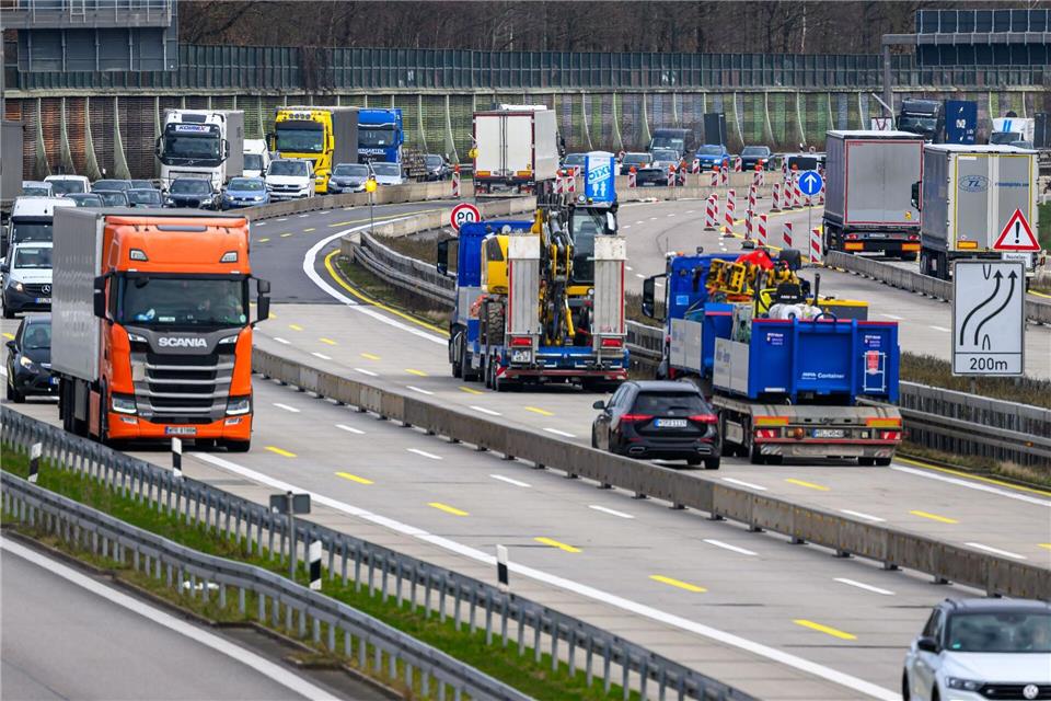 Auf der Autobahn 4 am Kreuz Chemnitz wird gebaut. Im Pfingstreiseverkehr drohen an solchen Stellen Staus. (Archivbild)Hendrik Schmidt/dpa
