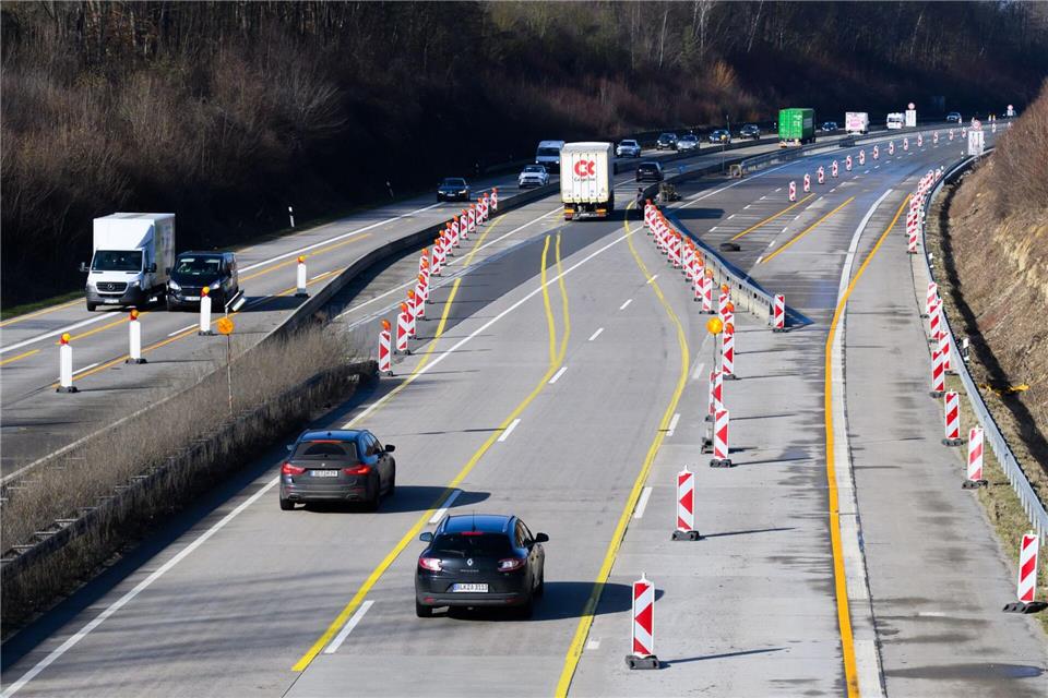 Auf der Autobahn 7 bei Hildesheim mussten einige Arbeiten verschoben werden.Julian Stratenschulte/dpa