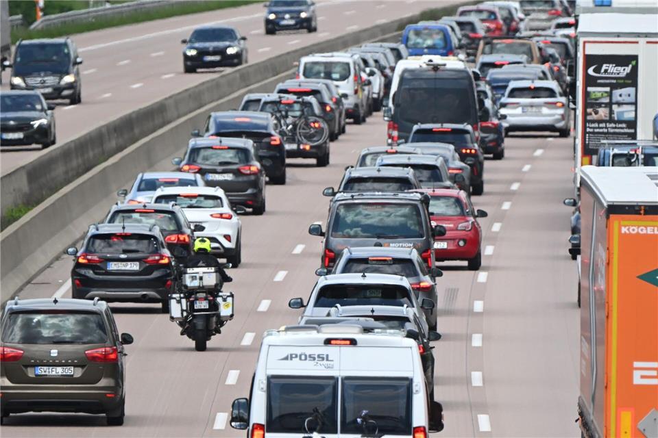 Auf der Autobahn 7 im Norden der Region Hannover bildete sich am Freitag bereits Stau. Julian Stratenschulte/dpa