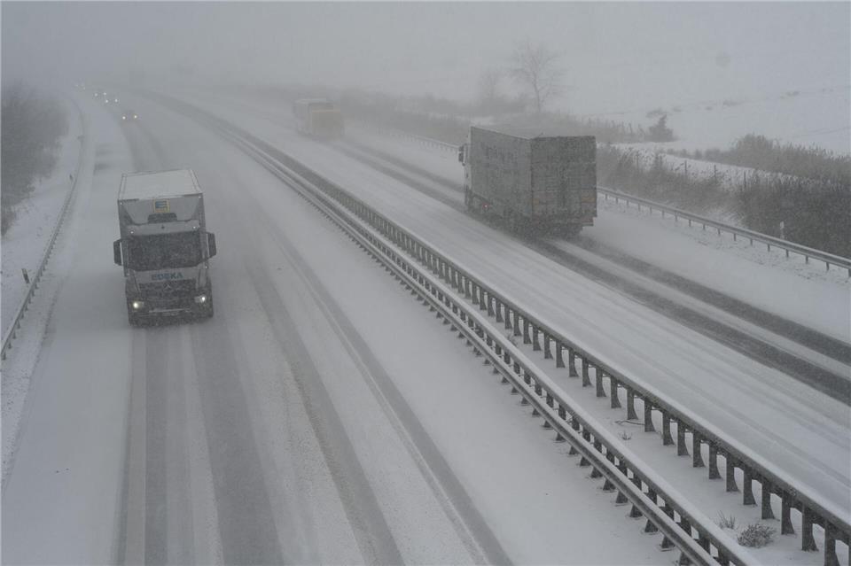 Auf der Autobahn 7 musste der Schnee geräumt werden. (Symbolbild)Lars Penning/dpa