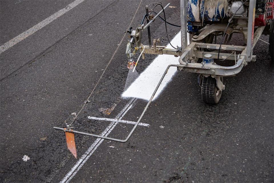 Auf der Autobahn 71 werden an der Anschlussstelle Stadtilm Markierungsarbeiten durchgeführt. (Symbolbild)Paul Zinken/dpa
