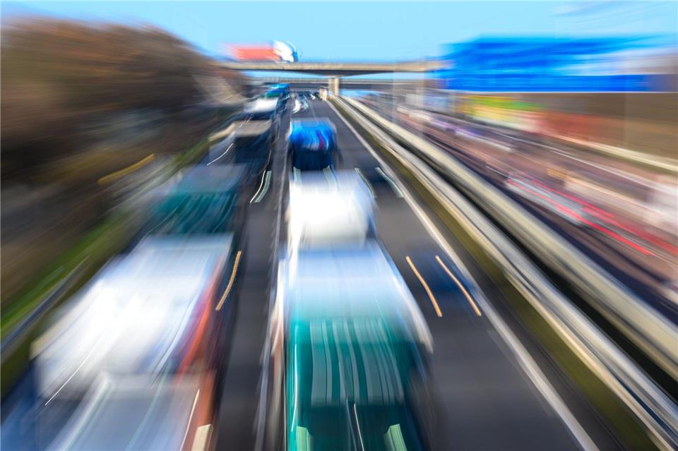 Auf der Autobahn 9 bei Halle gab es zwei Vollsperrungen in kurzer Zeit. (Symbolbild)Hendrik Schmidt/dpa