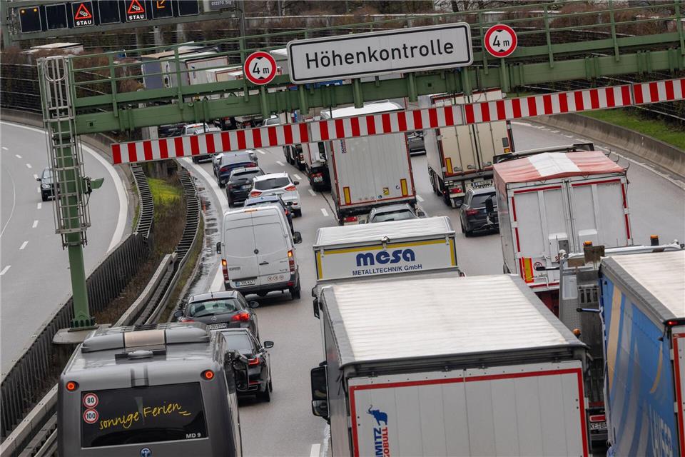 Auf der Autobahn 99 dürfte wegen Ferienstarts in mehreren Bundesländern ohnehin viel Verkehr herrschen. (Archivbild)Peter Kneffel/dpa
