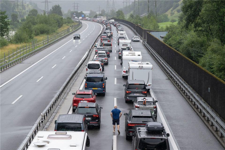 Auf der Autobahn A2 in Richtung Süden staut sich der Gotthard-Ferienreiseverkehr.Urs Flueeler/KEYSTONE/dpa