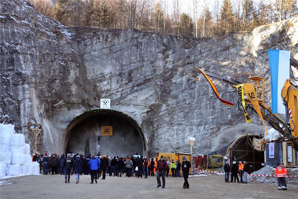 Auf der B 23 soll mit dem Tunnel das Ortszentrum Garmisch-Partenkirchen umfahren werden. (Archivbild)Stephan Jansen/dpa
