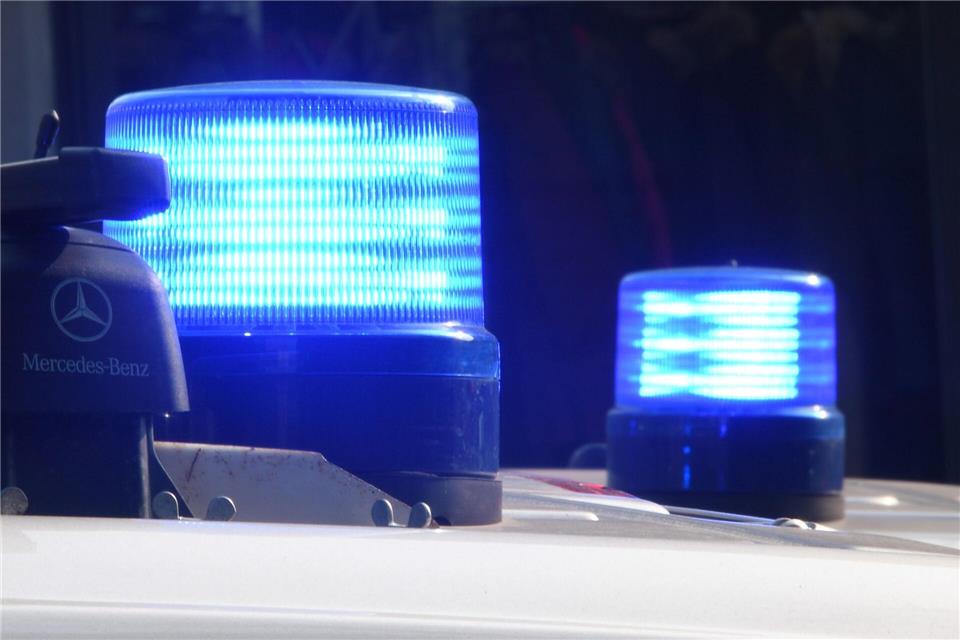 Unfall bei Elmshorn - Frau schwer verletzt aus Auto befreit Auf der B431 waren zwei Autos kollidiert.Carsten Rehder/dpa