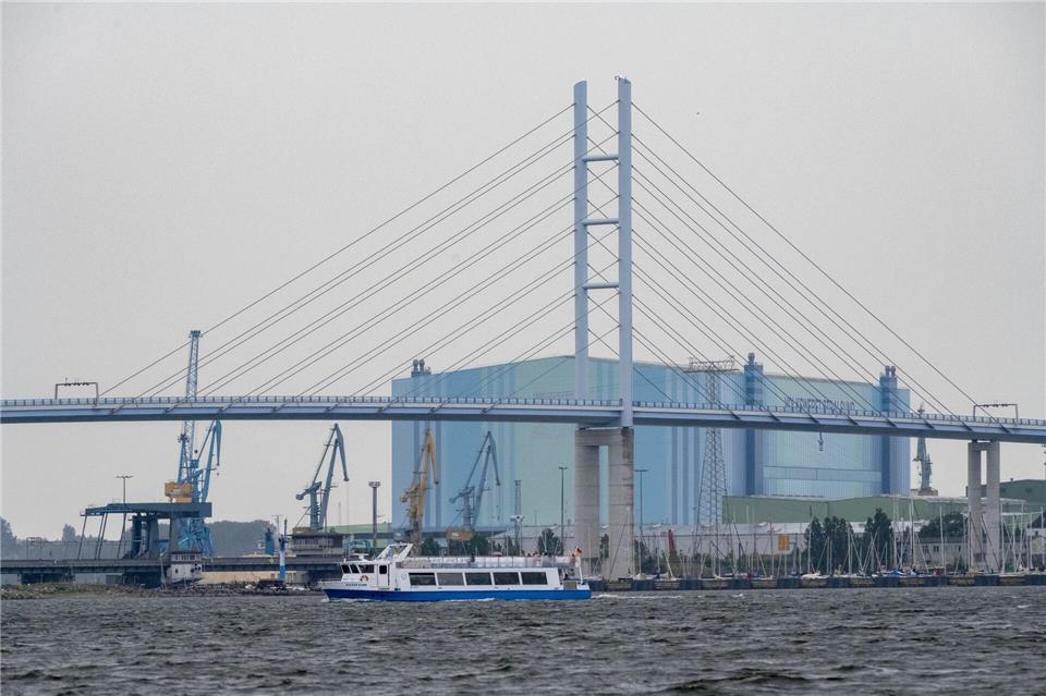 Auf der B96 hat laut Polizei ein Fahrzeug gebrannt. (Archivbild)Stefan Sauer/dpa