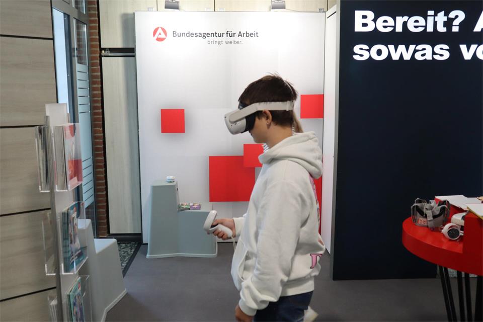 Auf der BIT² können junge Menschen mit VR-Brillen in die Welt der Berufe eintauchen.