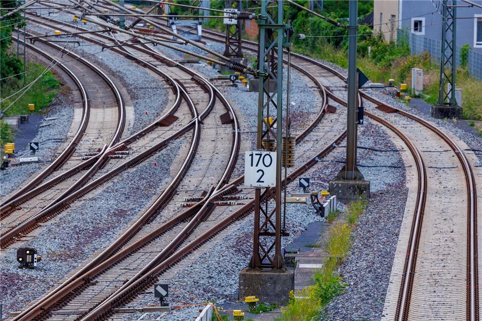 Auf der Bahnstrecke Berlin-Hamburg sind letzte Arbeiten geplant. Dafür soll es zu einigen nächtlichen Sperrungen kommen. (Archivbild)Jens Büttner/dpa