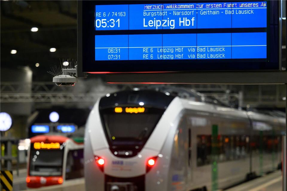Auf der Bahnstrecke Chemnitz-Leipzig fehlt nicht nur ein zweites Gleis, sondern auch eine Oberleitung. Deswegen verkehren dort aktuell Akkuzüge. (Archivbild)Hendrik Schmidt/dpa