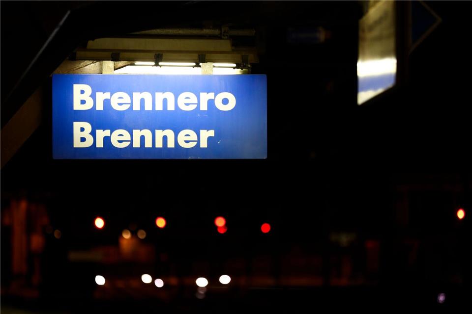 Auf der Bahnstrecke gibt es Verspätungen. (Archivbild)Matthias Schrader/AP/dpa