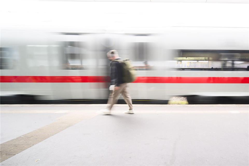 Auf der Bahnstrecke zwischen Hannover und Berlin kommt es zu Verspätungen und Zugausfällen. (Symbolbild)Julian Stratenschulte/dpa