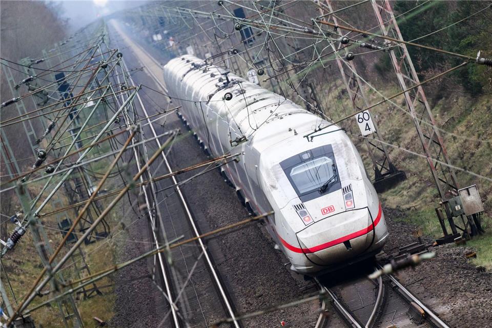 Auf der Bahnstrecke zwischen Hannover und Hamburg steht 2026 eine Totalsperrung wegen Bauarbeiten an. (Archivbild)Julian Stratenschulte/dpa
