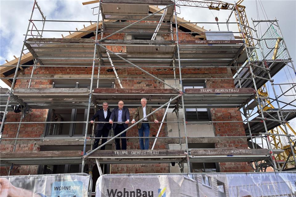 Auf der Baustelle an der Damaschkestraße (von links): Uwe Schramm, Dr. Stefan Jägering und Dr. Ansgar Hörster.