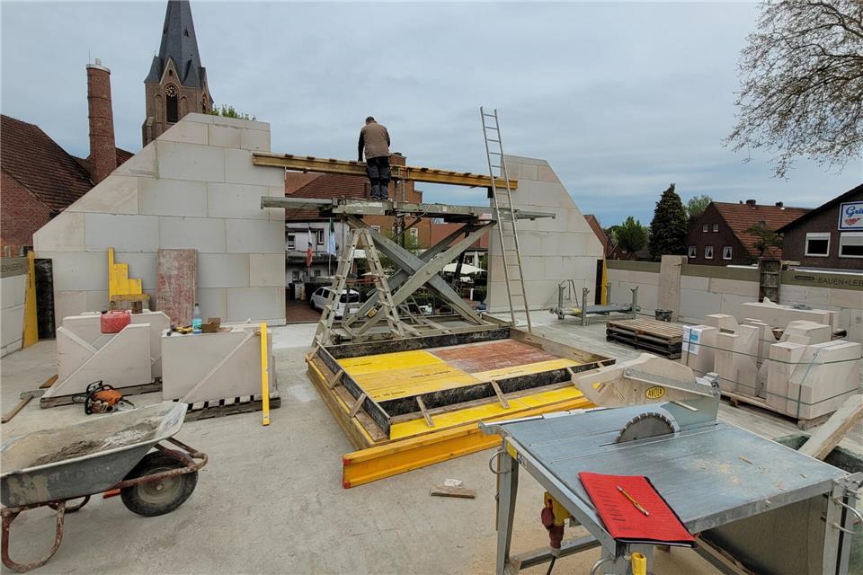 Auf der Baustelle des Dorfgemeinschaftshauses, dem neuen Hub, geht es voran. Blick über den Giebel auf die St.-Silvesterkirche.