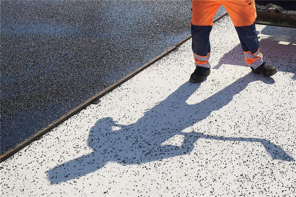 Auf der Baustelle für Straßenbau eskaliert ein Streit. (Symbolbild)Thomas Frey/dpa