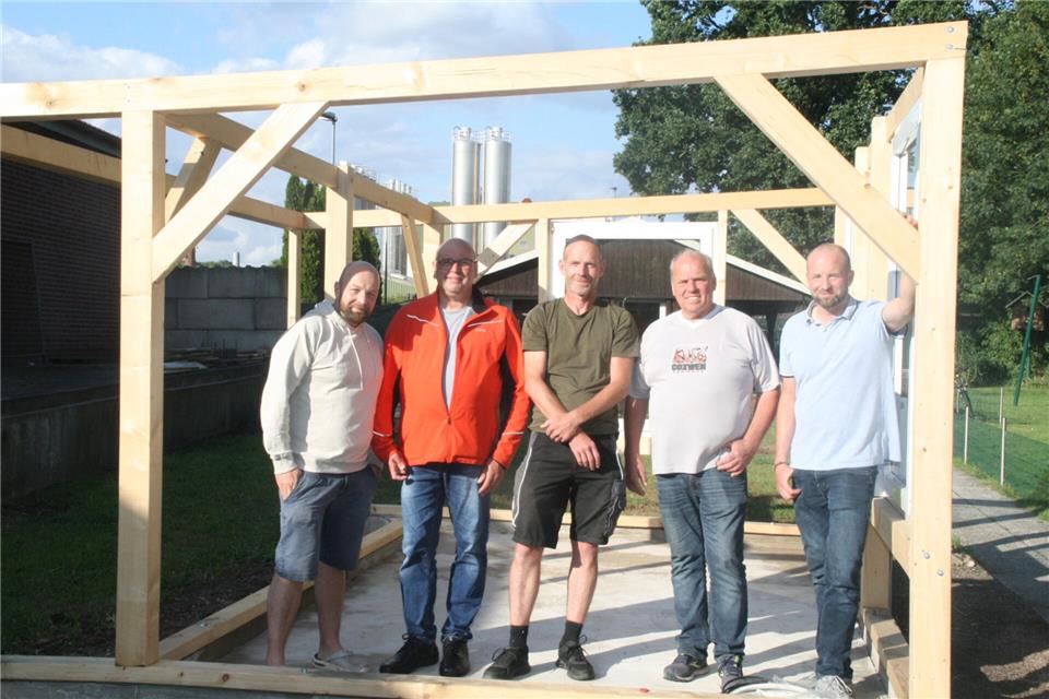 Auf der Baustelle für die neuen Ställe des Zuchtvereins (v.l.): Frank Ulick (2. Vorsitzender), Wolfgang Kremer (Kassierer), Dirk Tenkamp (Datenwart), Martin Schlautmann (Zuchtwart), Dirk Ulick (1. Vorsitzender).