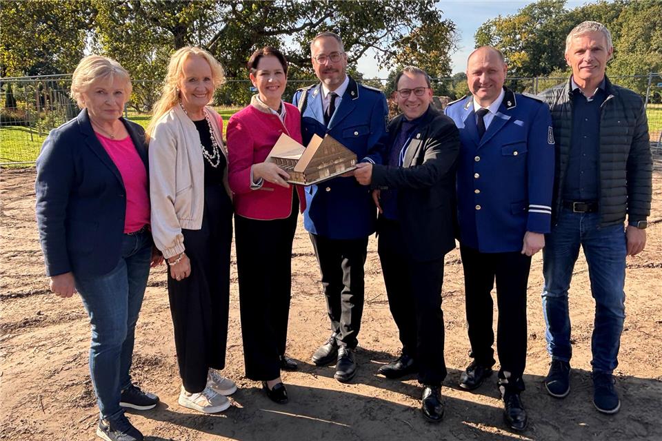 Auf der Baustelle mit einem Modell des Musikhauses (von links): Ortsvorsteherin Maria Schulte, Bürgermeisterin Mechtild Schulze Hessing, Ministerin Silke Gorißen, Jens Krämer (Musikkapelle), Bendedikt Brahm (Bezirksregierung), Michael Kruse (Musikkapelle) und Architekt Klaus Meier.