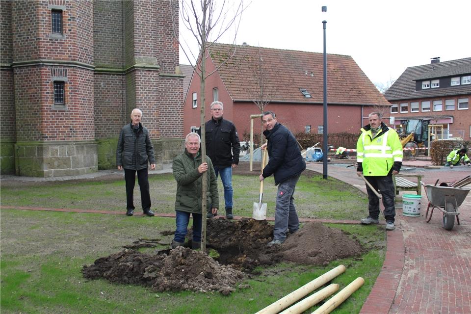 Auf der Baustelle (v. l.): Georg Badurczyk, Markus Lamers (beide vom Kirchenvorstand), Bernhard Kösters (Bauverwaltung) sowie Sascha Herud und Jens Ammerschober von der Baufirma Beckmann.