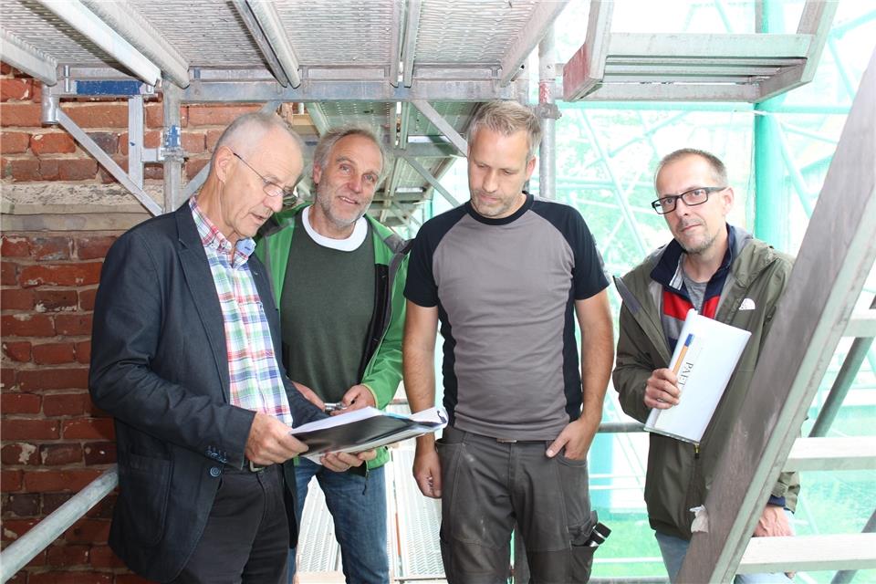 Auf der Baustelle (v. l.): Georg Badurczyk, Winfried Häder, Markus Stroick und Bauleiter Olaf Cauvet.