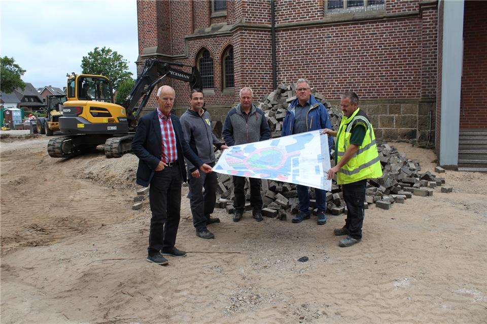 Auf der Baustelle (von links): Georg Badurczyk (Kirchenvorstand), Geschäftsführer Sascha Herud, Markus Lamers (Kirchenvorstand), Bernhard Kösters (Bauamt der Gemeinde Raesfeld) und Jens Ammerschuber.