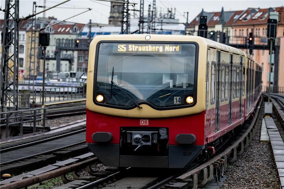 Auf der Berliner Stadtbahn kommt es in der Nacht zu Donnerstag zu Sperrungen. (Archivbild)Fabian Sommer/dpa