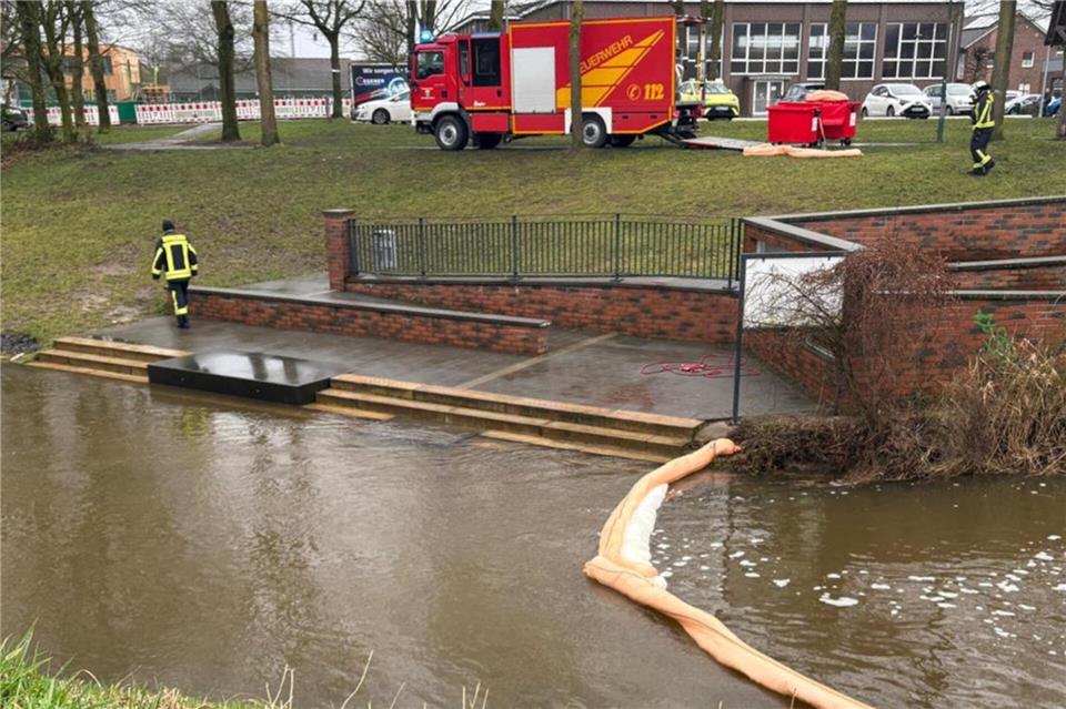 Auf der Bocholter Aa in Höhe der Schule wurde eine Ölsperre errichtet.