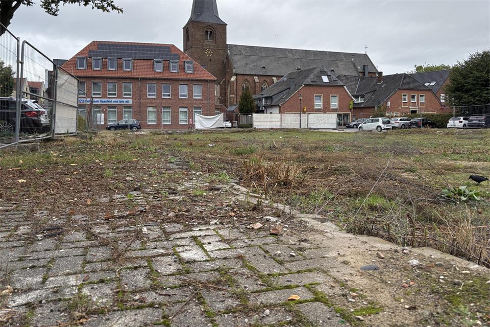 Auf der Brache im Raesfelder Ortskern, auf der der seit Langem erwartete Rossmann-Markt entstehen soll, passiert seit Monaten nichts.