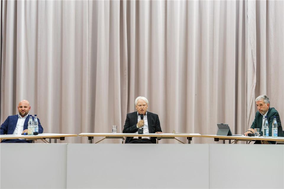 Auf der Bühne kamen Palmer (rechts) und Frohnmaier (links) zunächst nicht viel zu Wort. Moderiert wurde das Gespräch von Joachim Knape.Christoph Schmidt/dpa