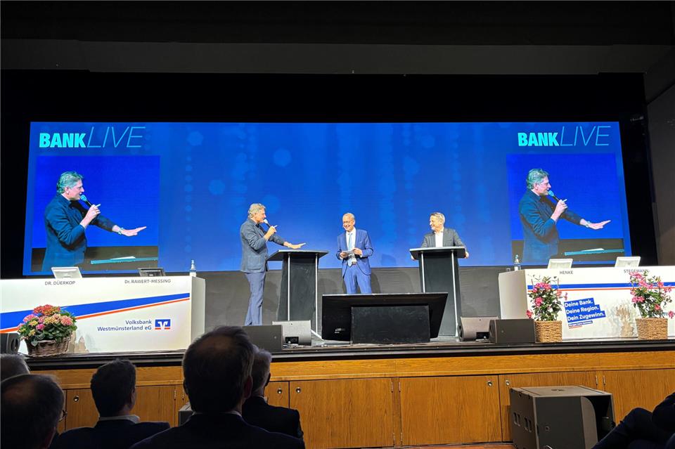 Auf der Bühne lieferten sich Jakob Augstein (links) und Nikolaus Blome (rechts) einen kurzweiligen Schlagabtausch. Die anschließende Talk-Runde wurde von Volksbank-Vorstand Matthias Entrup moderiert.
