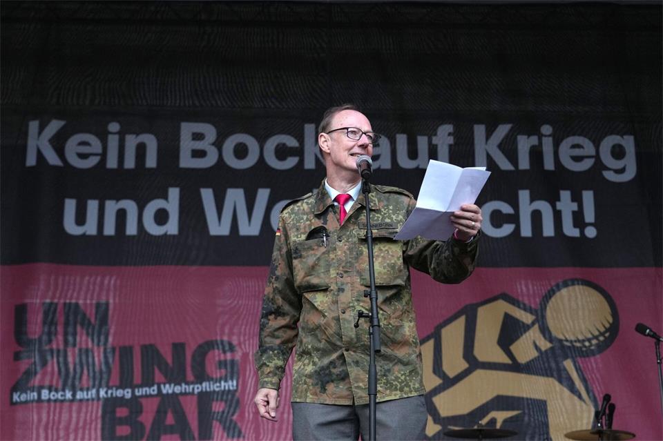 Auf der Bühne trat unter anderem der Satiriker Martin Sonneborn auf. Später wurde die Hip-Hop-Gruppe K.I.Z. erwartet.Sven Kaeuler/dpa