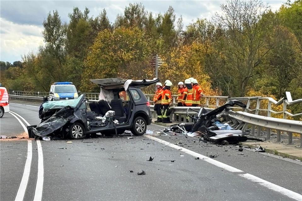 Schwerer Unfall auf der B4 am Mittellandkanal Auf der Bundesstraße 4 hat es einen schweren Unfall gegeben. Benjamin Müller/dpa