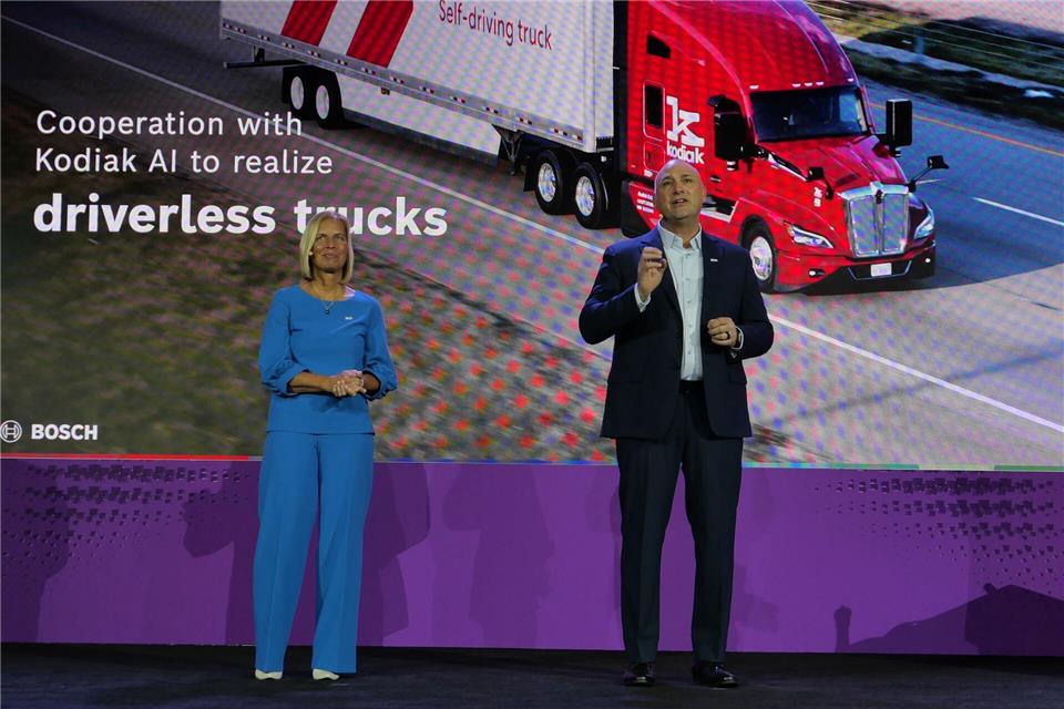 Auf der CES kündigte Bosch eine Kooperation mit dem Start-up Kodiak ‍AI, mit der man standardisierte Hard- und Software für ‍fahrerlose Lastwagen entwickeln will.Christoph Dernbach/dpa
