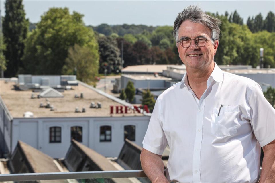 Auf der Dachterrasse des Textilmuseums hat Ibena-Chef Ralph Beckmann den besten Blick auf das Unternehmen: Im alten Gebäude an der Industriestraße ist noch immer der Firmensitz von Ibena – auch wenn die Produktion heute ausschließlich in Rhede liegt.