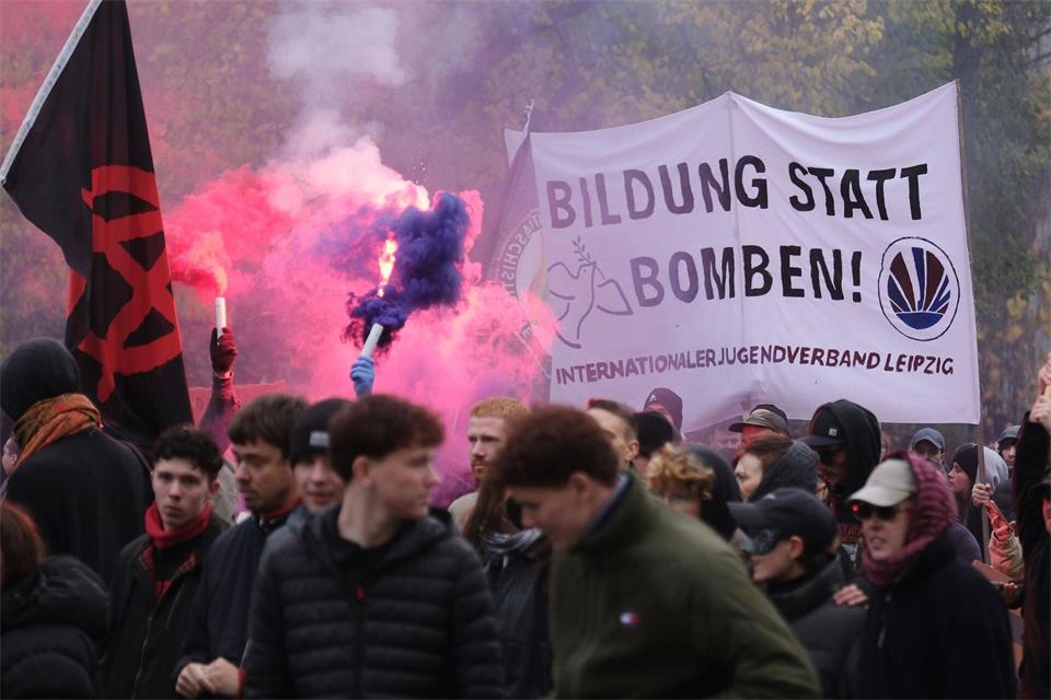 Auf der Demonstration in Leipzig wurde vereinzelt Pyrotechnik gezündet, laut Polizei blieb das Geschehen bis zum Abend aber friedlich. Sebastian Willnow/ dpa/dpa