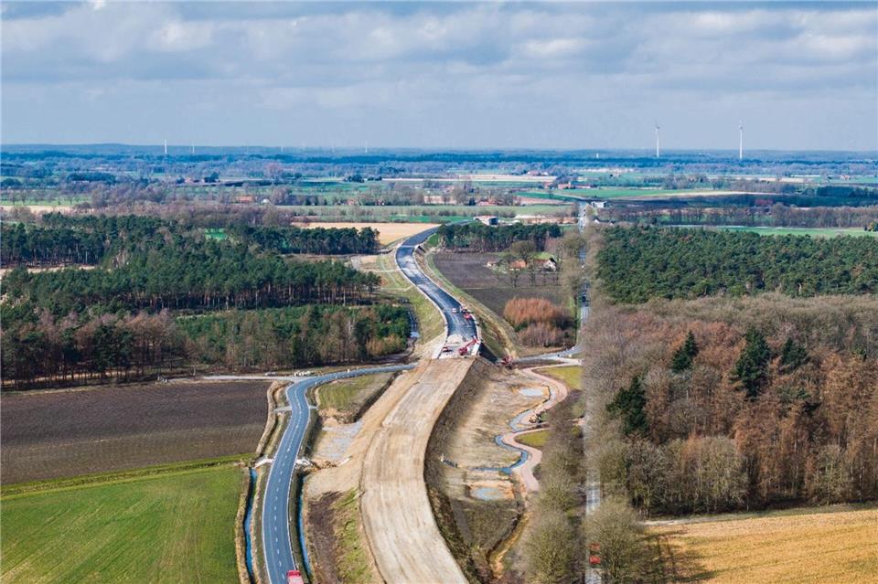 Auf der Drohnenaufnahme ist gut die bereits verlegte L600 im Bereich der Abfahrt Wildpferdebahn erkennbar, ebenso die neue Trasse der B67, wo teils bereits Fahrbahnarbeiten laufen.