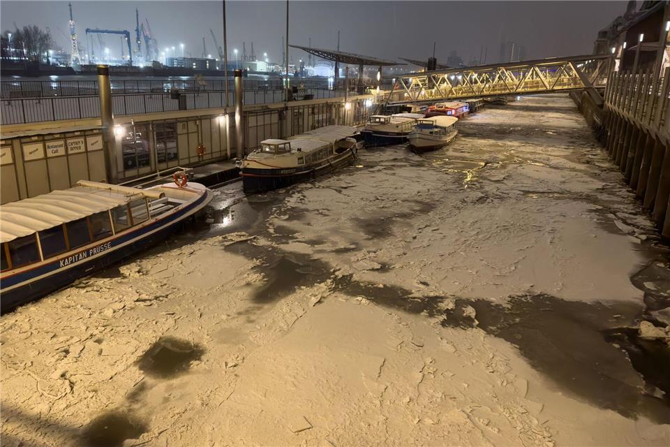 Auf der Elbe haben sich Eisschichten gebildet.Bodo Marks/dpa