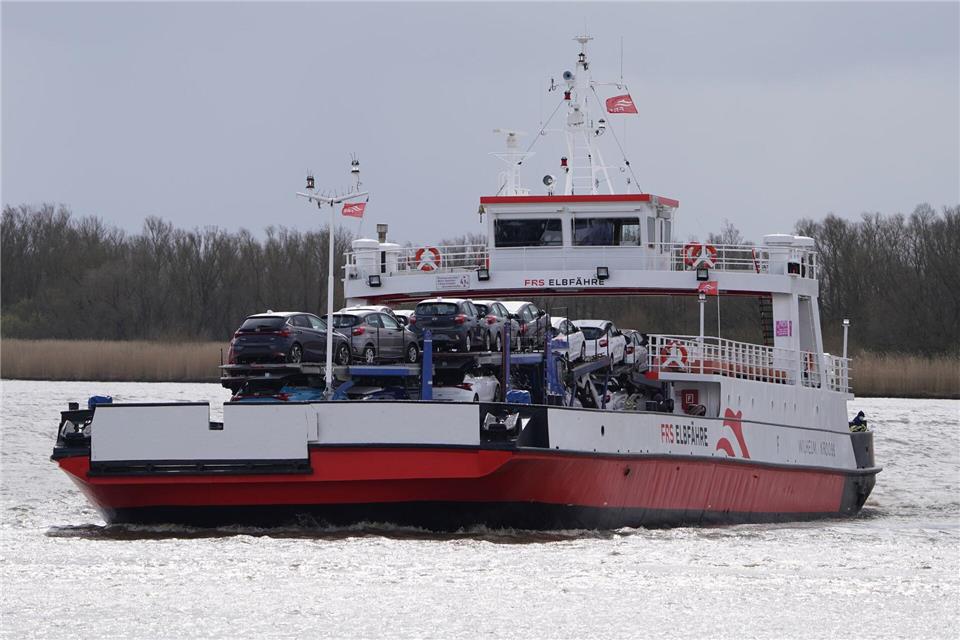 Auf der Elbfähre zwischen Glückstadt und Wischhafen müssen Fahrgäste jetzt einen Zuschlag zahlen. (Archivfoto)Marcus Brandt/dpa