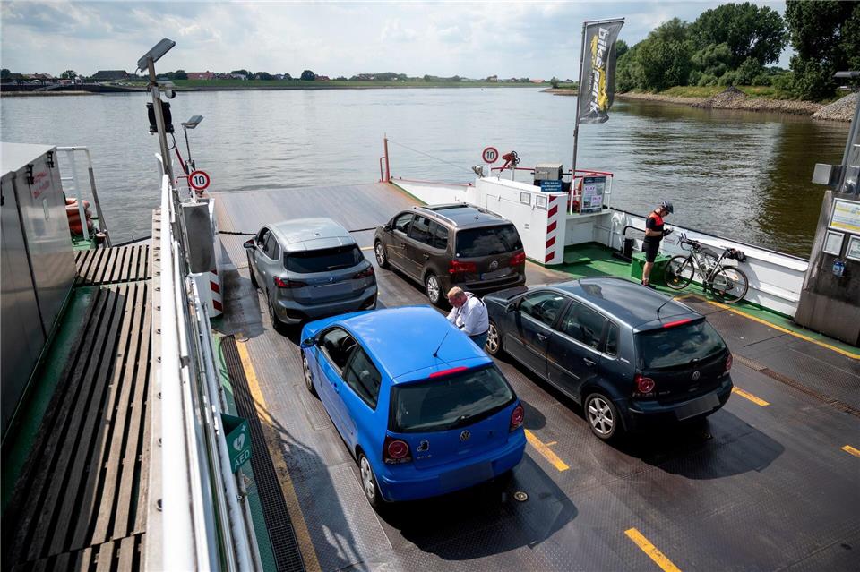 Auf der Fähre haben nicht nur Autos Platz, auch Lastwagen können mitfahren – wenn sie die Rampen am Ufer befahren können. Daniel Bockwoldt/dpa