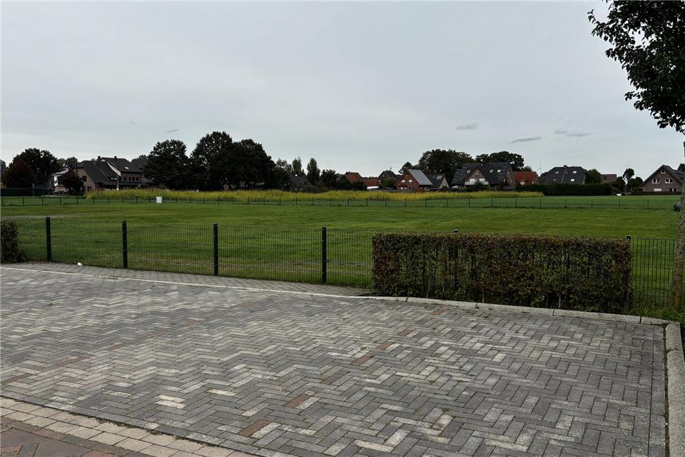 Festplatz in Maria Veen soll Netto weichen Auf der Festwiese in Maria Veen soll der Netto-Discounter entstehen. Der vorgelagerte Park-&-Ride-Parkplatz soll bei einem starken Kundenaufkommen als weitere Stellfläche zusätzlich genutzt werden.