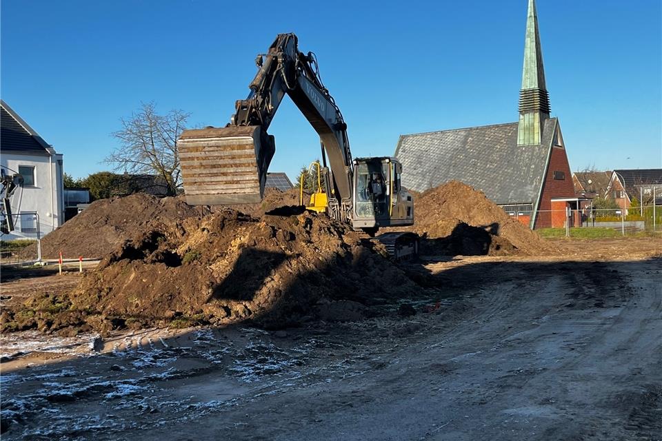 Auf der Fläche an der Borkener Straße haben Bauarbeiten für den Bau der Neuen Mitte Burlo begonnen.