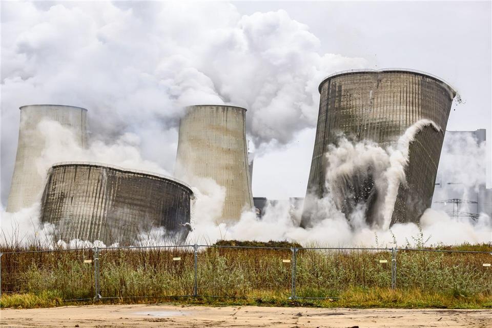 Auf der Fläche, auf der vor einem Jahr Kühltürme des Altkraftwerks gesprengt wurden, soll die „GigaBattery Boxberg 400“ entstehen (Archivbild) Robert Michael/dpa