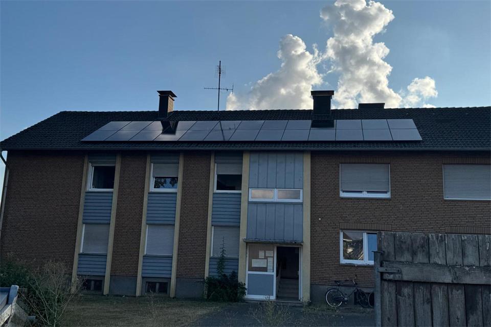 Auf der Flüchtlingsunterkunft an der Velener Straße hat die Gemeinde eine Photovoltaikanlage auf dem Dach montiert.